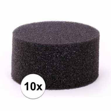 Stuks zwarte schmink / make up sponsjes rond carnavalskleding roosend